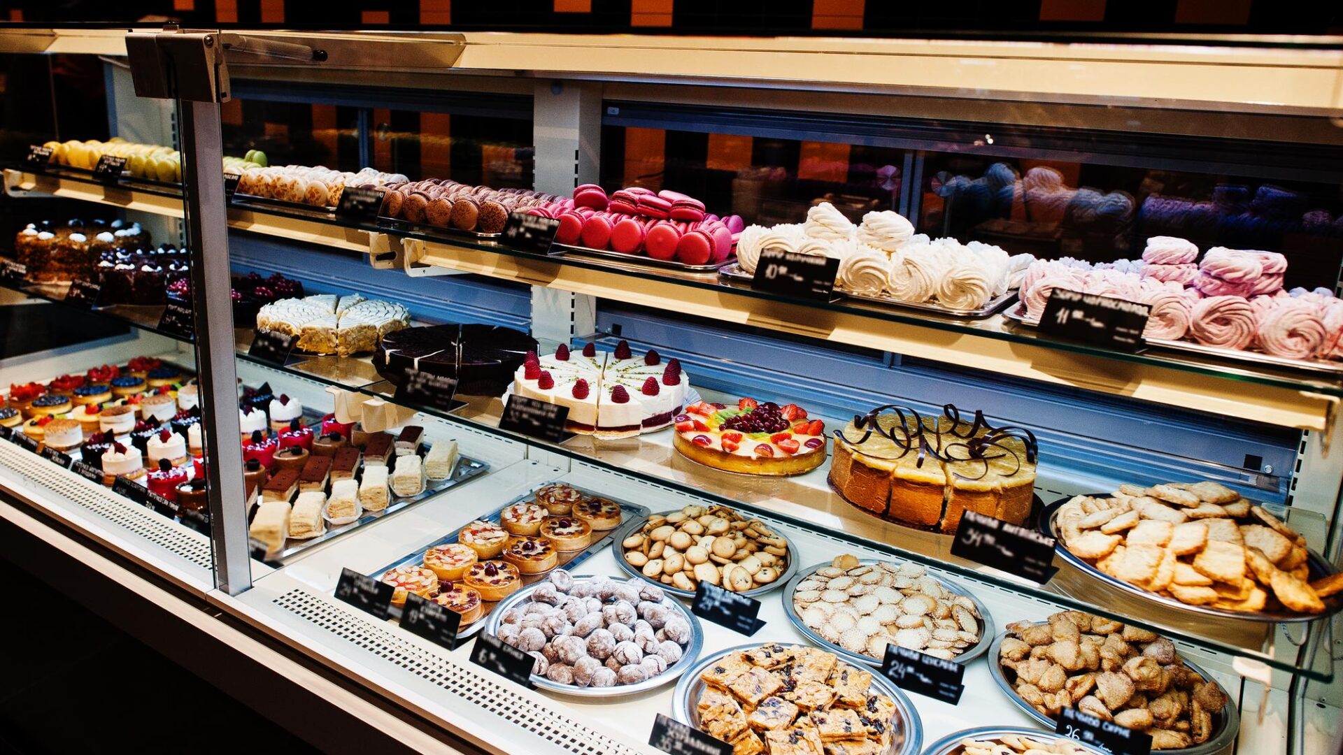 مبيعات محل الحلويات